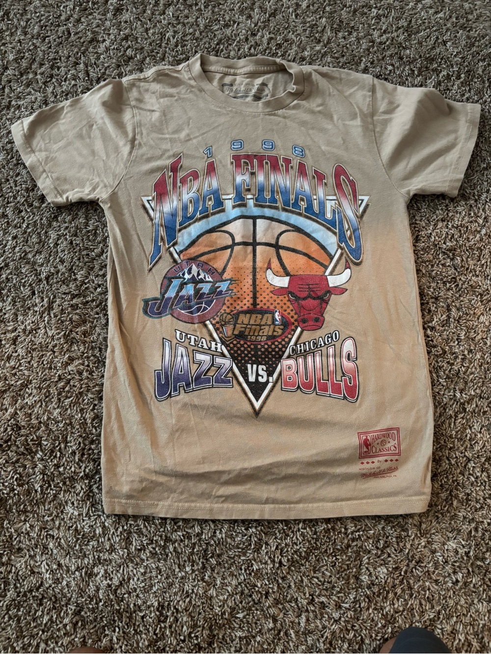 Mitchell & Ness Beige NBA Finals 1998 Jazz vs Bulls Graphic Tee